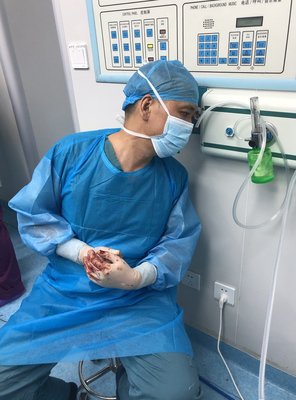5000米海拔的手术室里,医生边吸氧边手术