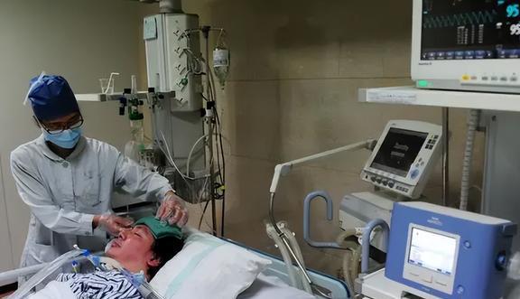 06年浙江男孩无法呼吸,父母担球5000万次供氧,用手为儿续命5年