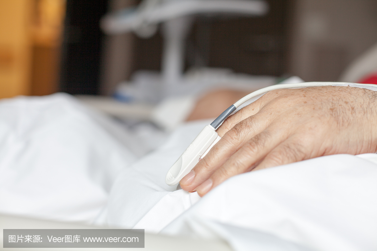 老年男子手持脉搏血氧计