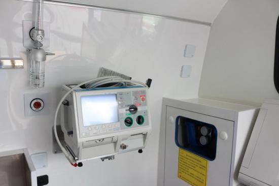 奔驰牌威霆改装医疗救护车承担急救实拍